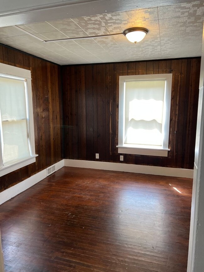 Building Photo - 2 Bedroom NE Canton House for Rent