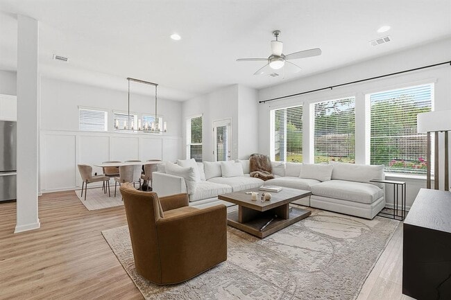 Building Photo - 823 Hazy Hills Loop