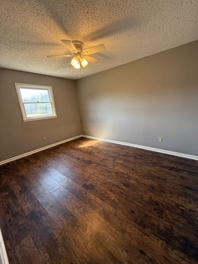 Building Photo - 136 Crestview Dr