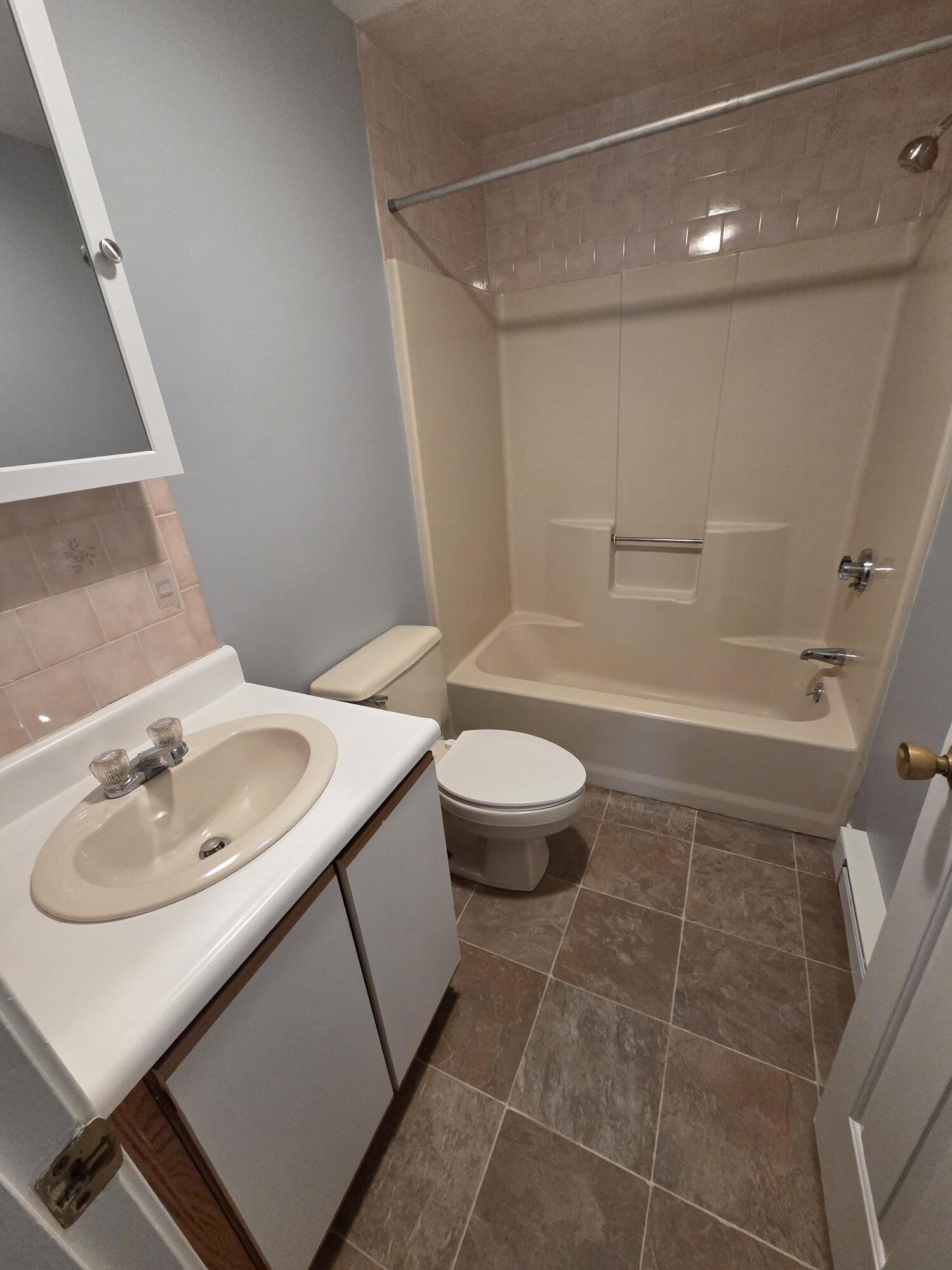 Building Photo - 471 W Shore Rd