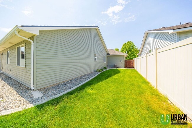 Building Photo - Beautiful 3-Bedroom Home in Desirable Rive...