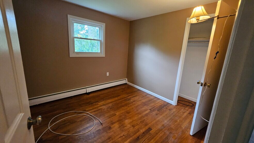 Upstairs Bedroom - 5 Tudor Ct W