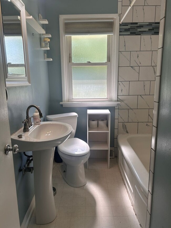 Building Photo - Beautiful 2 bed, 1 bath rancher!