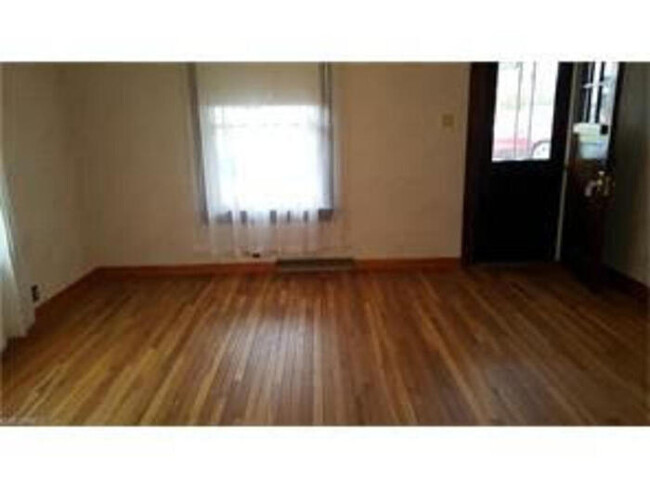 Building Photo - 3/4 Bedroom House In Beautiful St Clairsville