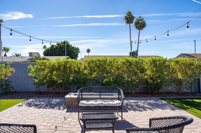 Building Photo - 1211 W Palomino Dr