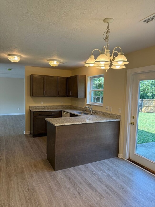 Building Photo - Updated 4 Bedroom 2.5 Bath house in conven...