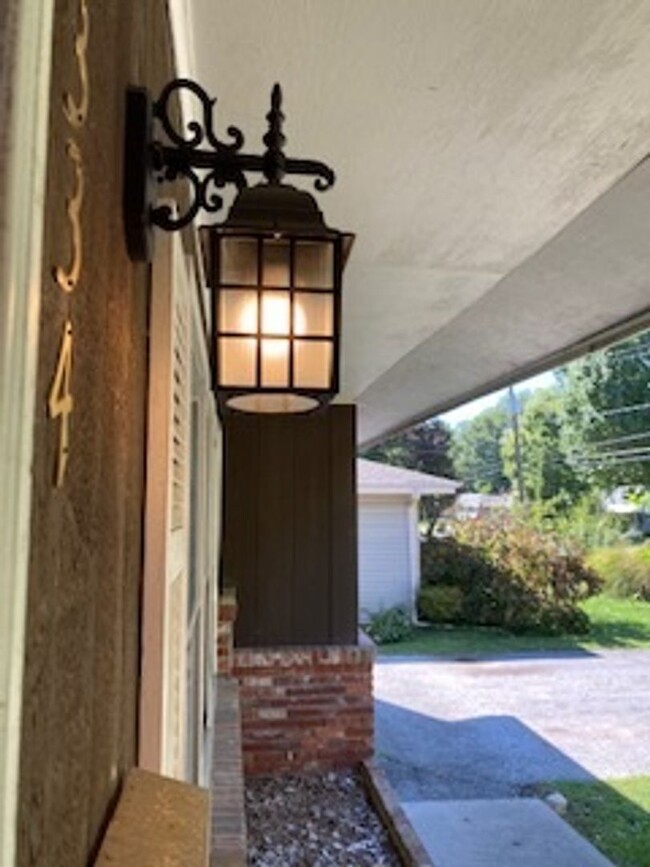 Building Photo - 3 Bed, 1 1/2 Bath, 1 Car Garage, Fenced Yard!
