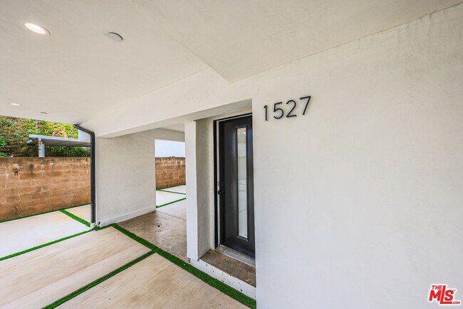 Building Photo - 1525 S Carmelina Ave