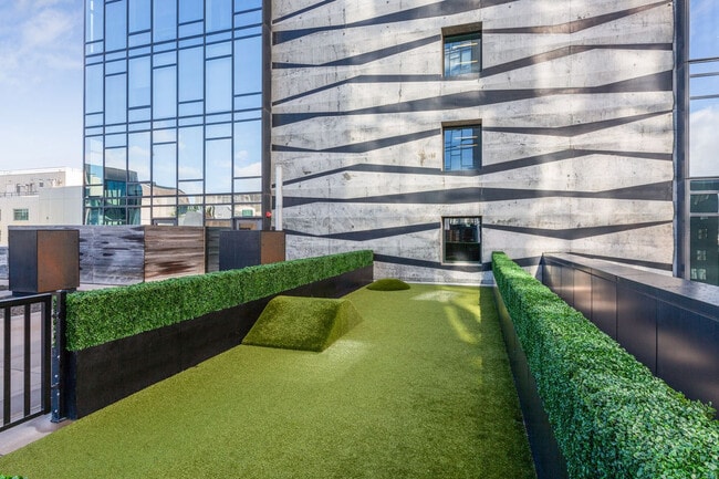 Building Photo - 18 10th St