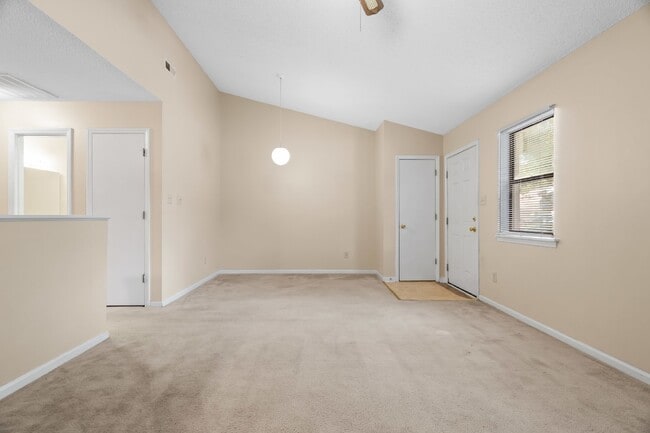 Building Photo - Charming Duplex – Lawn Care Included