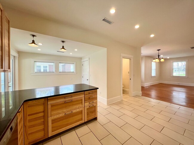 Building Photo - Charming 2 Bedroom Home - All utilities in...