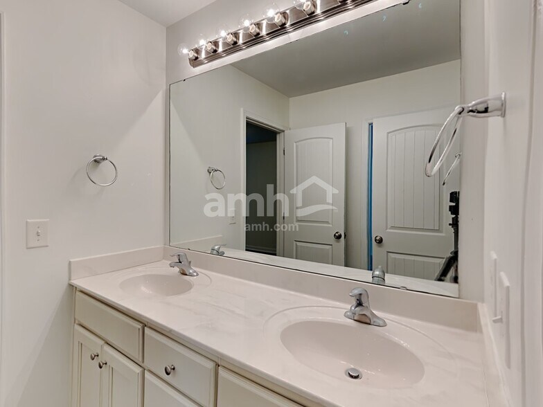 Building Photo - 108 Citrine Ct