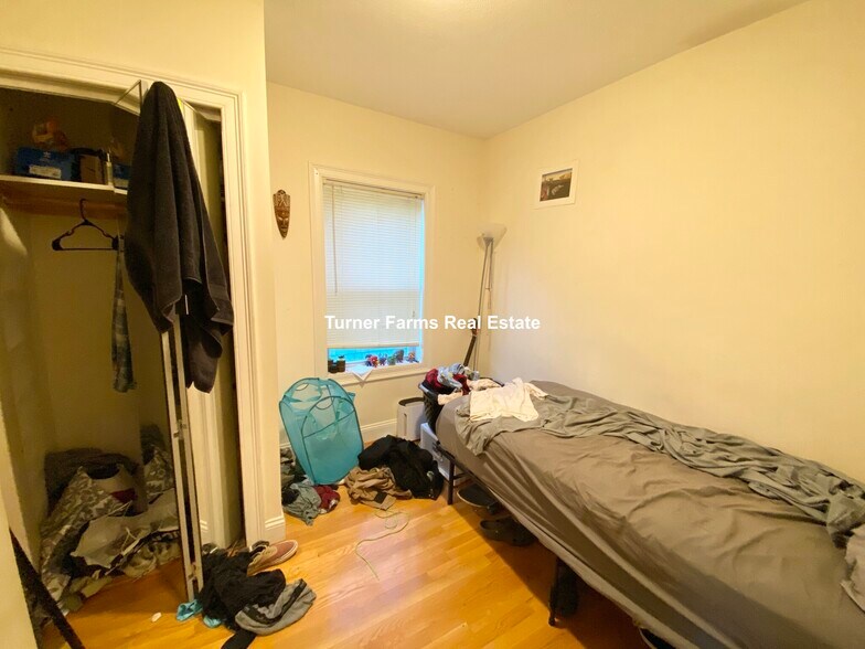 Building Photo - 128 Hillside St