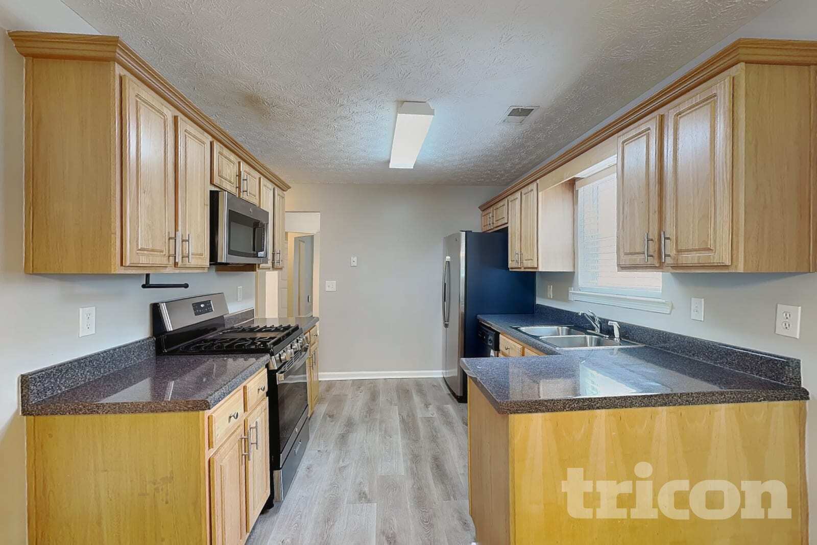 Building Photo - 9598 Lakeview Cir
