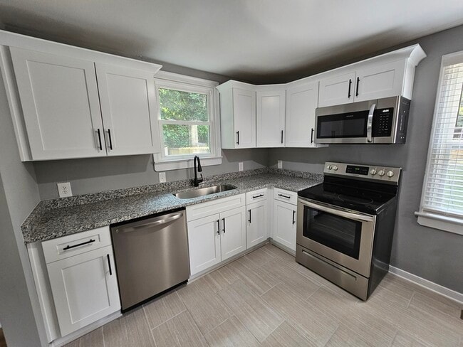 Building Photo - 3907 E Chatham Dr