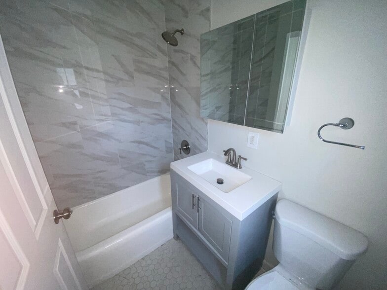 Building Photo - 1324 W Sherwin Ave