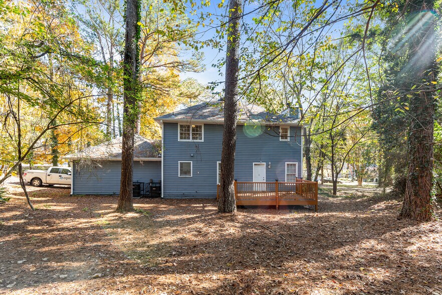 Building Photo - 800 Post Road Cir