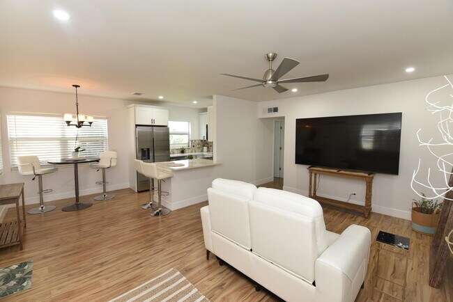 Building Photo - 112 Salisbury E