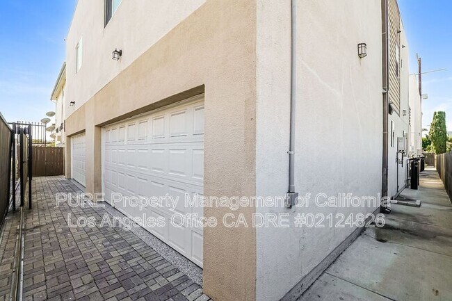 Building Photo - 1342 N Kenmore Ave