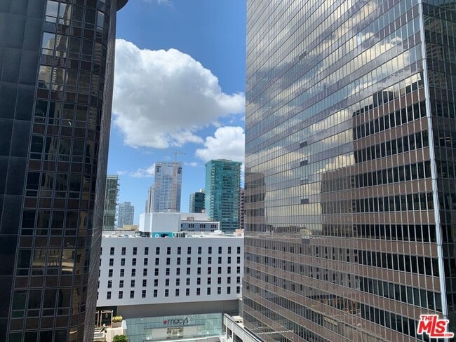 Building Photo - 727 W 7th St