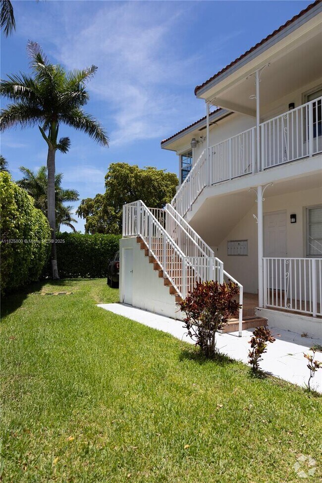 Building Photo - 2200 Calais Dr