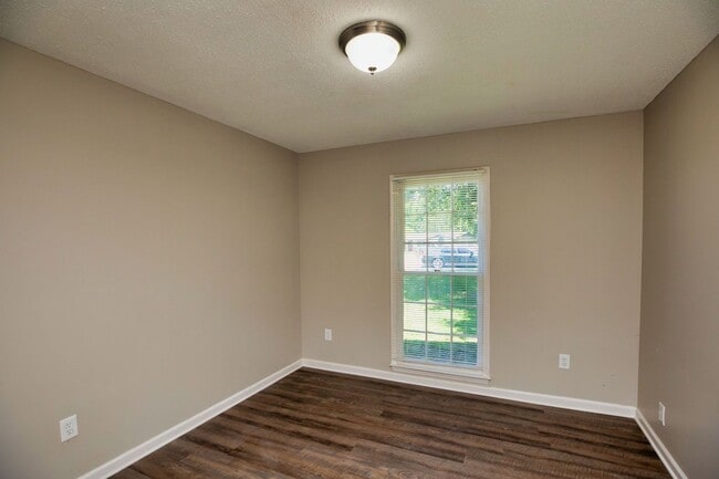 Building Photo - ** 4 Bed 2 Bath located in Ridgefield **Call 334-366-9198 to schedule a self tour