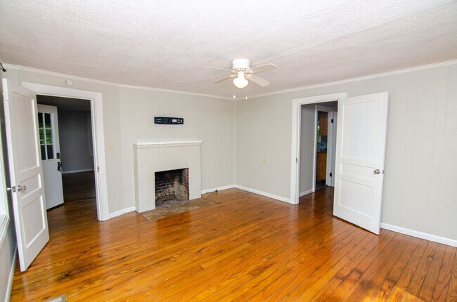 Building Photo - Country Living