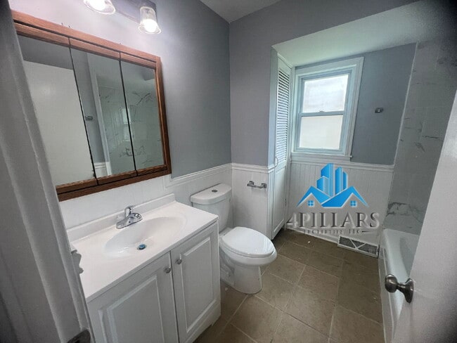 Building Photo - "Charming 2-Bedroom Gem with Finished Basement & Gleaming Hardwood Floors in Hammond!"