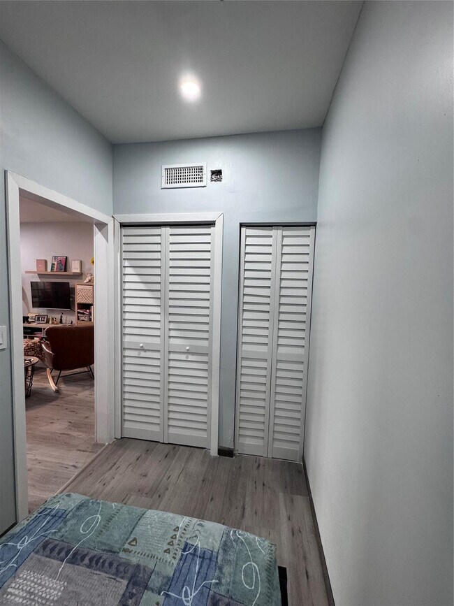 Building Photo - 1417 Avon Ln