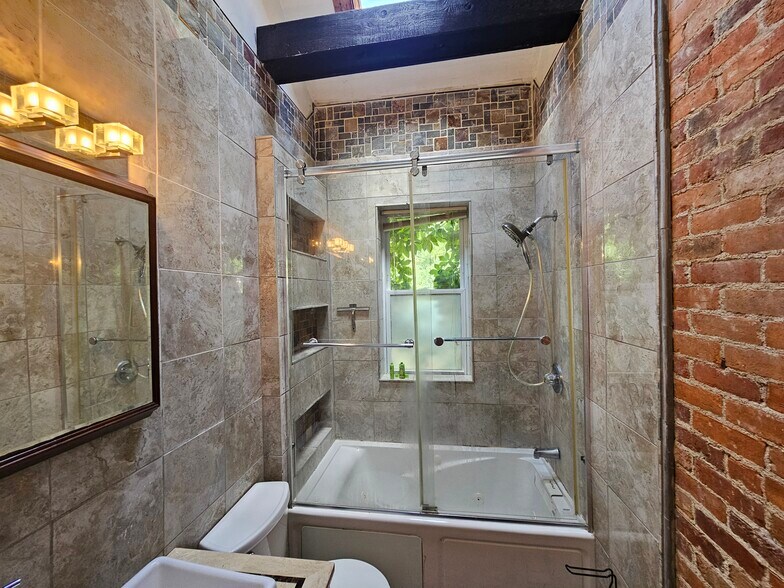 Tile shelving space in the shower - 943 Highland St