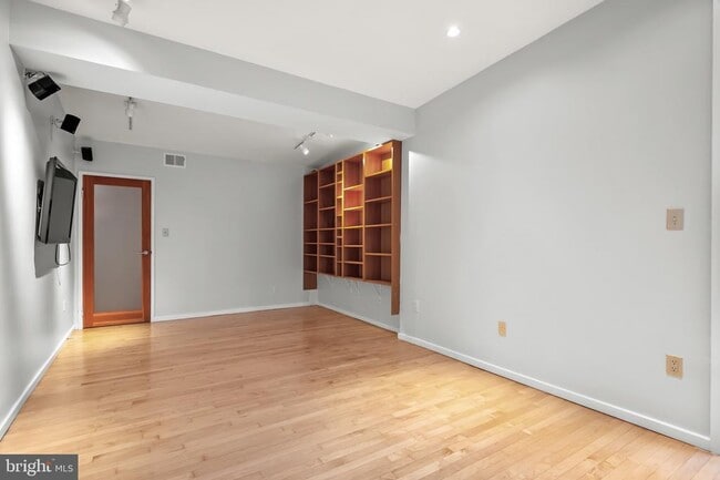 Building Photo - 2227 Glasgow Rd