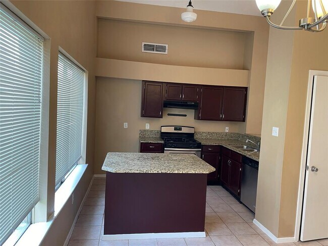 Building Photo - 1011 E Brompton Dr
