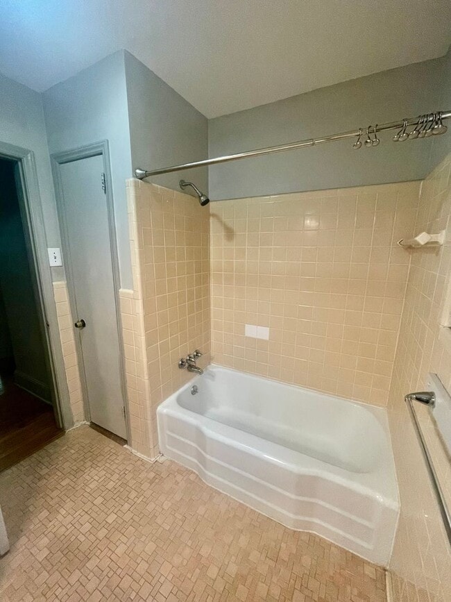 Building Photo - This Beautiful 4 bed 2.5 bath brick ranch ...