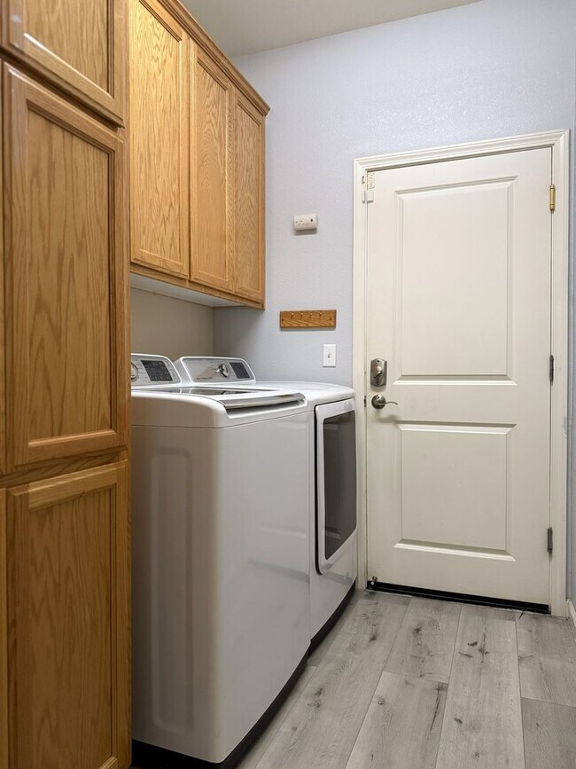 Building Photo - Polished and Chic 4/2 Available NOW!!