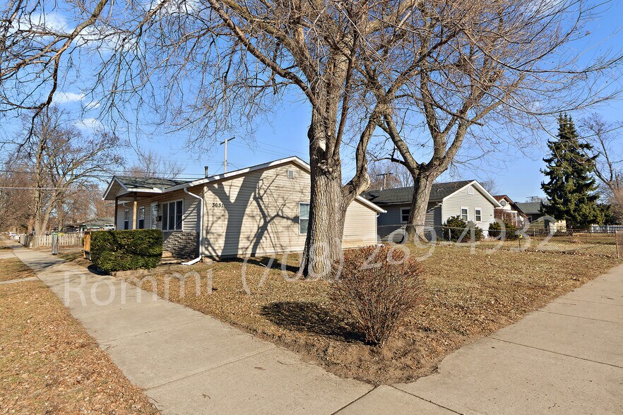 Side yard - 3631 165th St