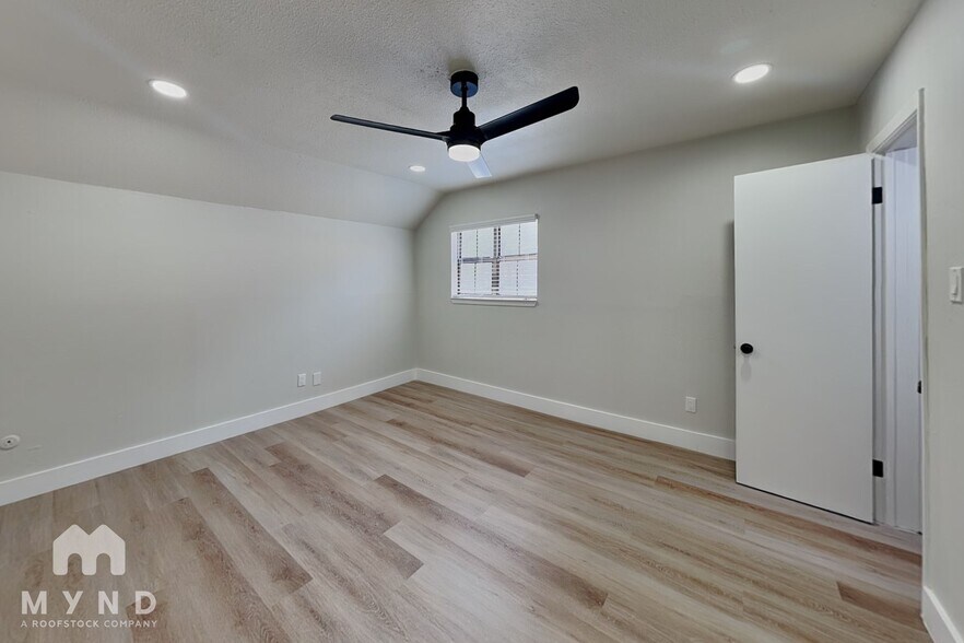 Building Photo - 1215 Spring Lake Dr