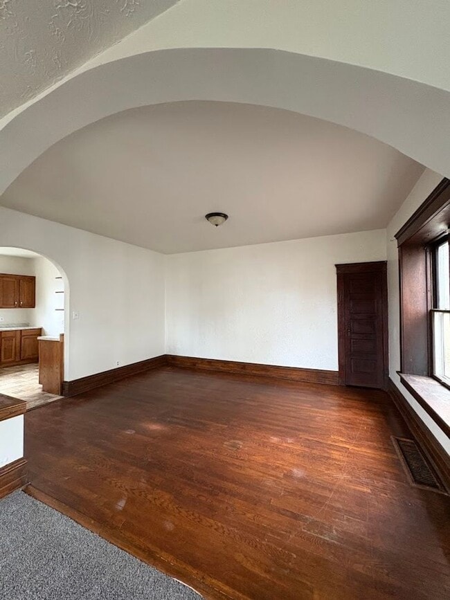 Building Photo - Large 4 bedrooms 2 full bathroom home for rent