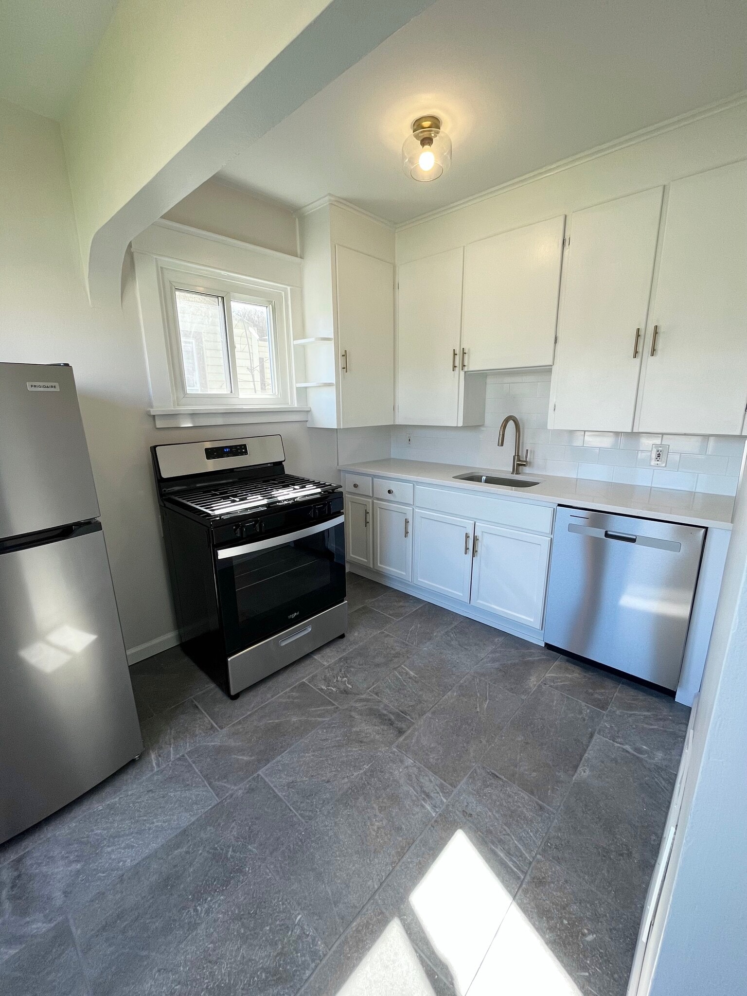 Building Photo - 1899 Hertel Ave