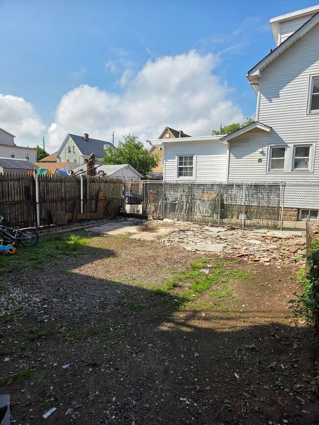 Building Photo - Spacious 3.5 BDR Apartment with Closed Front Balcony & Backyard Access!
