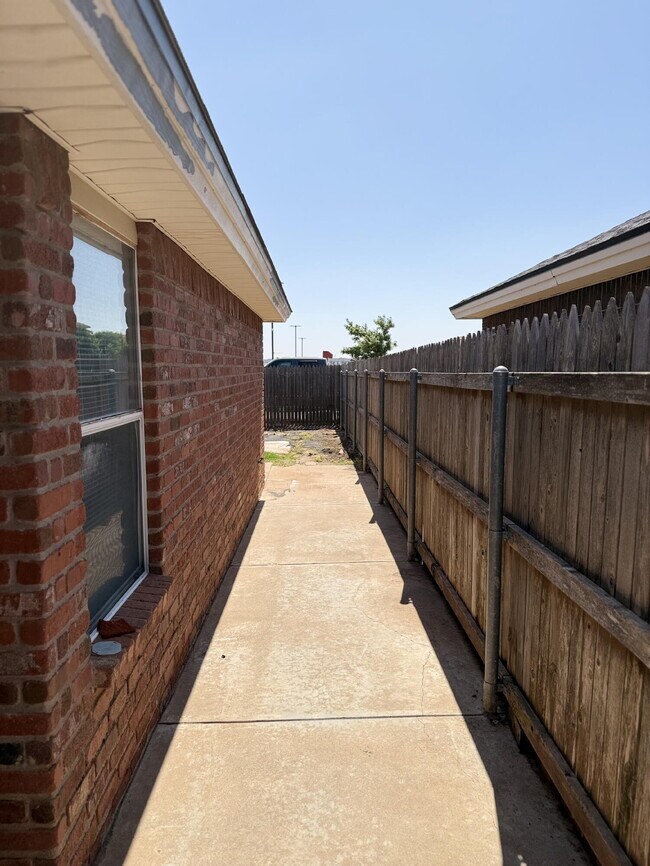 Building Photo - 304 N Brentwood Ave