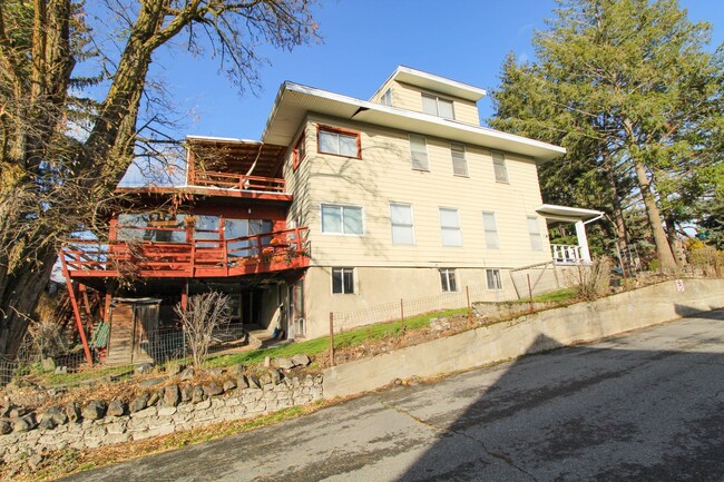 Building Photo - 1212 S Oak St