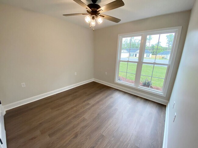 Building Photo - 4 bedrooms, 2 baths in Hahira/North Lowndes County. Fenced in Backyard! LVP THROUGHOUT!