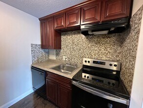 Building Photo - Large Studio - Balcony - Pool - Close to T