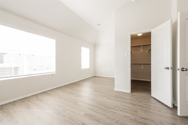 Building Photo - 21823 King Hts Ln