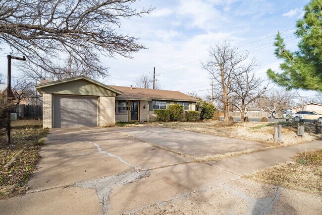 Building Photo - Vintage 3 Bedroom Home w/ Large Backyard