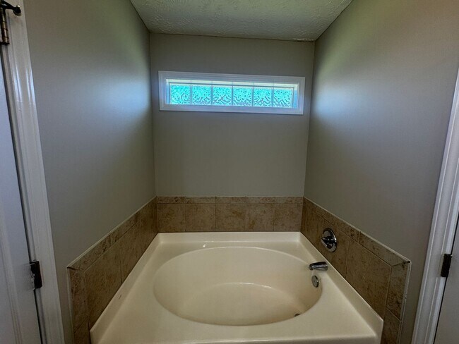 Building Photo - 3 Bedroom 2 Bath with Bonus in Hope Mills