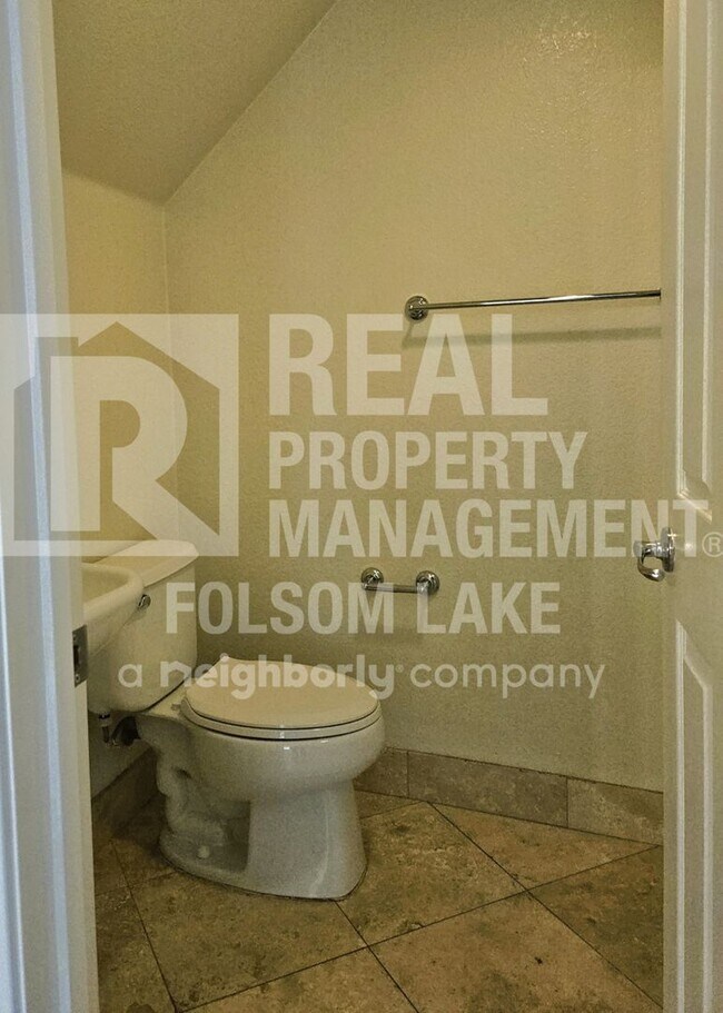 Building Photo - Spacious 3 bedroom 2.5 bath in North Natomas