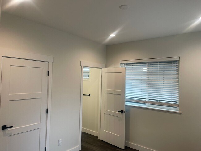 Building Photo - Brand new 2 bed/2 bath, central a/c, dishwasher, washer & dryer, deck & patio!