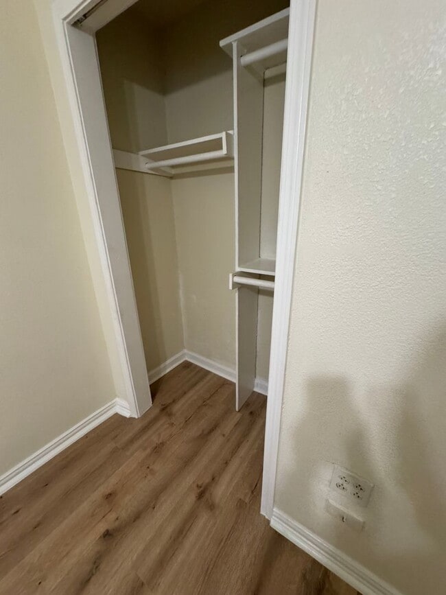 Building Photo - Cute 2/1 Home Available for Immediate Move In!