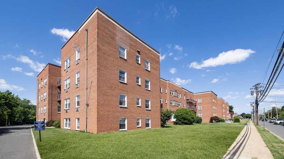 Elevate your lifestyle at Dorchester House Apartments, where modern living meets serene outdoor spaces. Enjoy spacious layouts in a beautifully maintained setting. Explore our community today and envision your new home! - Dorchester House